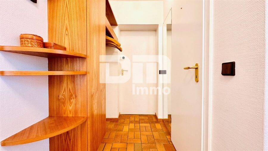 Barrierearme Terrassenwohnung mit Schwimm / Spa-Saunabereich, Garage in gesuchter Lage - Flur / Dielenbereich 1 / Garderobe / Zugang Garage